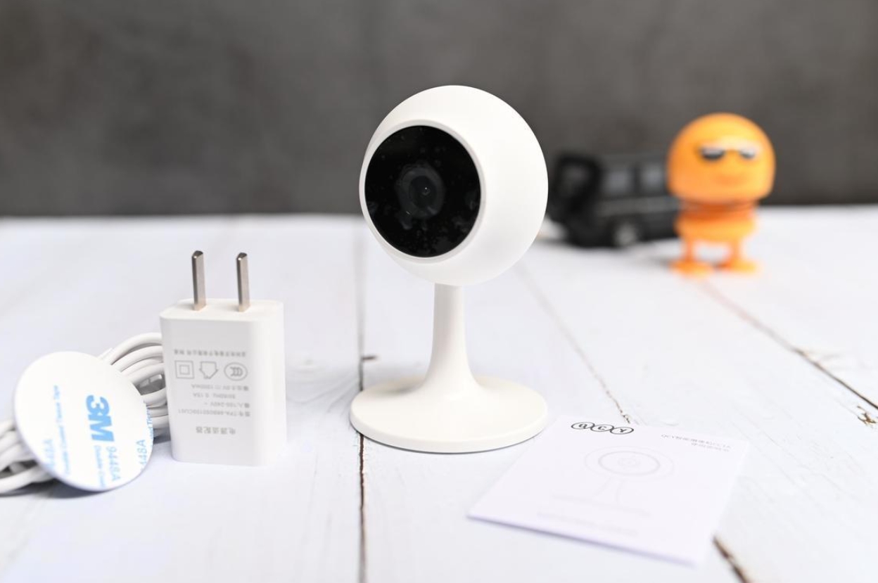 QCY CC1A型摄像,镜头下方的支撑架是万向轴,方便调整角度