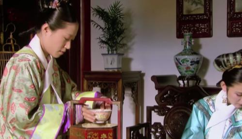 叶澜依|《甄嬛传》大结局中,叶澜依自杀时为何将手放在铜盆中?