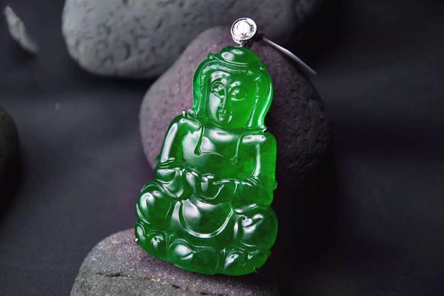 翡翠|在现在这个珠宝圈，如何去挑选一块好翡翠？你知道要注意什么吗？