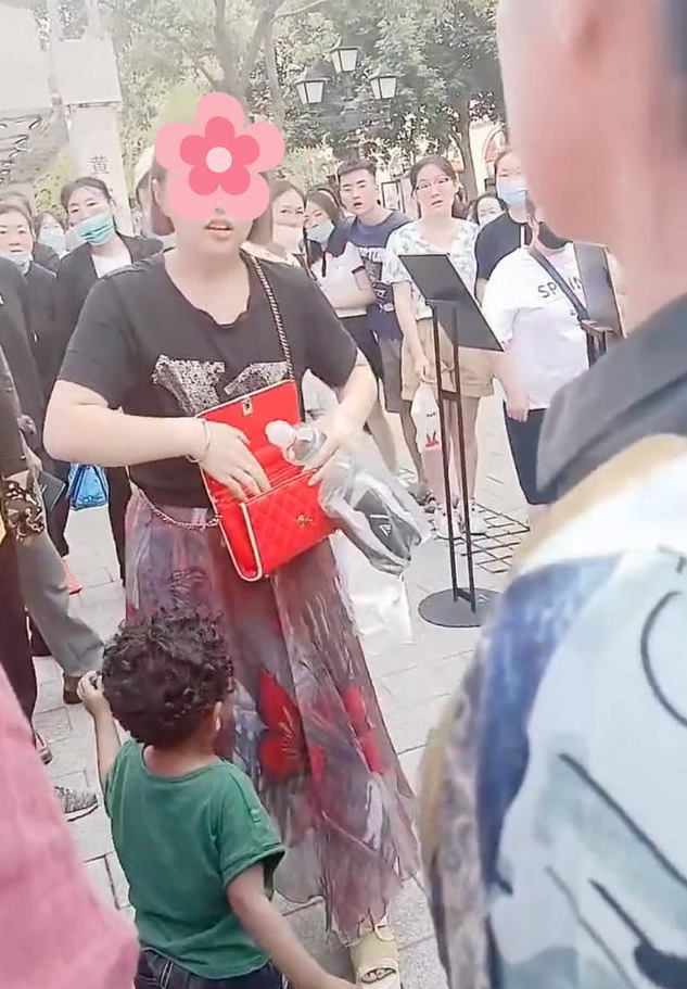 女子疑似抛弃黑人小孩,还指责路人多管闲事,交外国男友有风险
