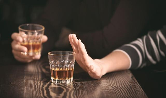 范志毅|范志毅：被前妻逼着给百万分手费，如今娶小17岁娇妻和女儿当闺蜜