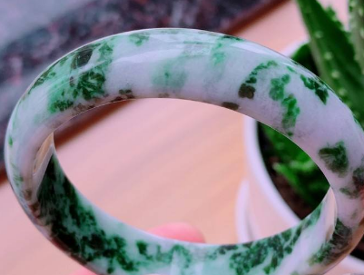 翡翠|幸运赌石，低价淘得翡翠原石，开出冰阳飘花