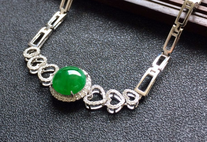 翡翠|小小的一块翡翠,没有过多的修饰,为何受到那么多人的欢迎呢?