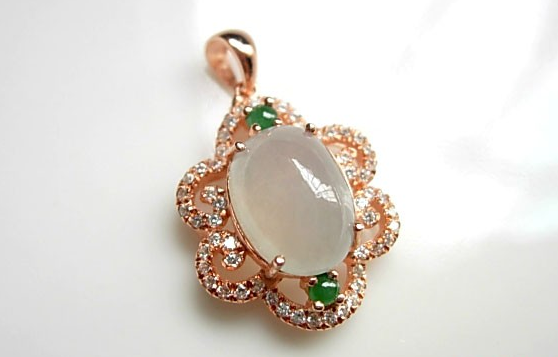 翡翠|具有独特魅力的翡翠，彰显出了自己不同的魅力，你喜欢它们吗？