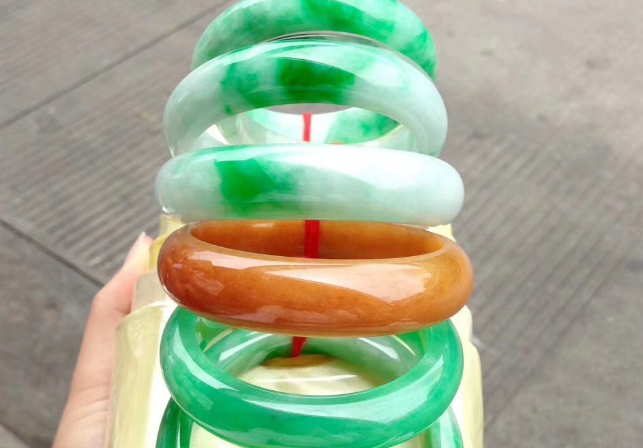 艺术品|翡翠手镯应该怎么戴?才能越佩戴越亮,恢复光泽感呢?