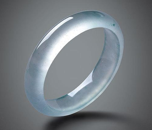 翡翠手镯|翡翠手镯对原料要求很高,每个都是唯一的存在,所以价值也很