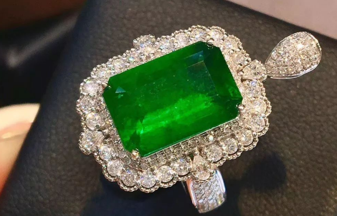 翡翠|翡翠的老种和新种有差距，形成的翡翠质地也不同，价值大不相同