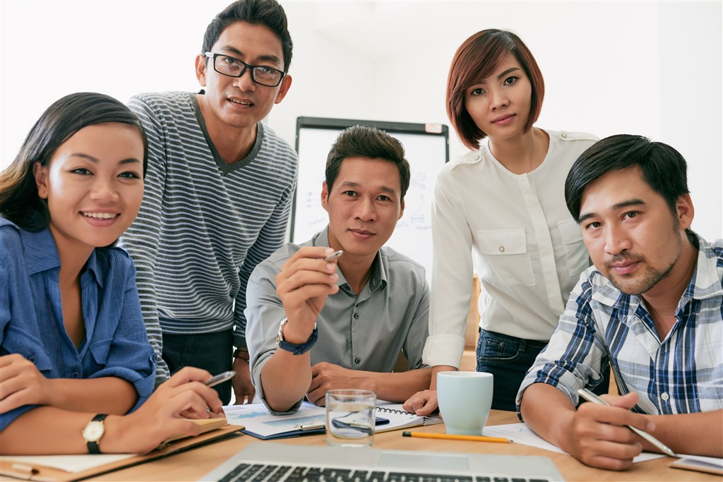 |领导喜欢把秘密给别人,不知道如何回复?