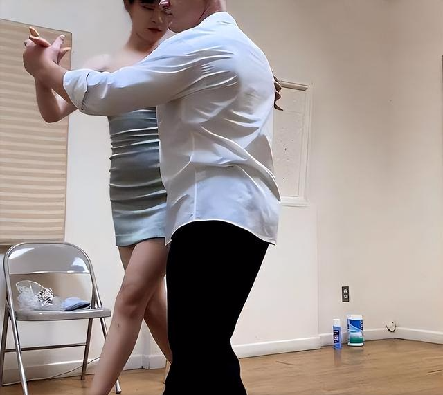 女子疫情隔离在家,与隔壁老外学跳舞,网友:学舞之意不在舞