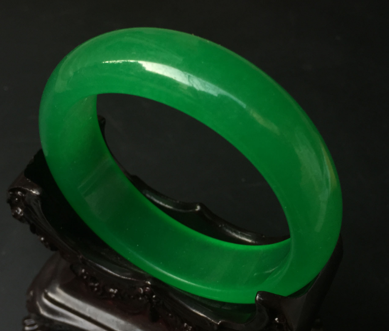 翡翠|判断翡翠饰品的价值,不能但从一方面,要从多个方面综合评论