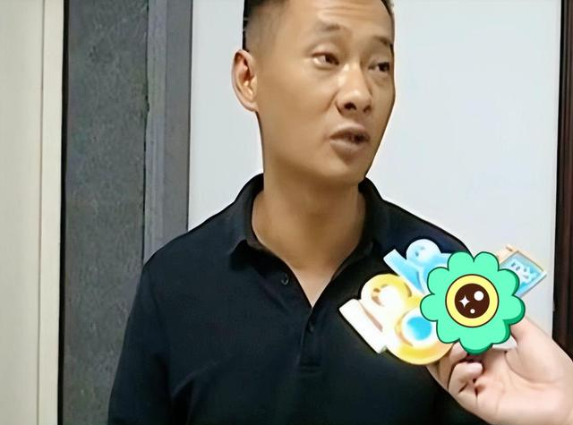 女车主深夜电梯小便,邻居出入苦不堪言,男子:太恶心了还有红色液体