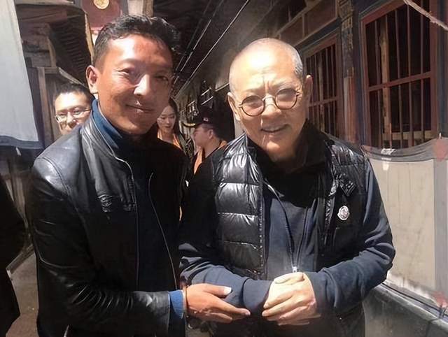 李连杰|59岁李连杰近状罕见曝光!国外养病效果显著,精神抖擞摆脱苍老之态