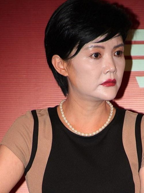 化妆 五六十岁女人化妆时，要尽量避开这几个误区，否则显老还不如素颜