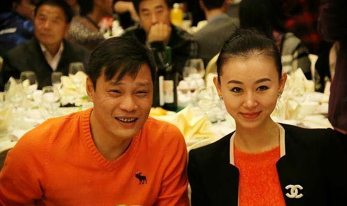 范志毅|范志毅大女儿和小妈关系很好,两人在一起合影时,如同姐妹花一样