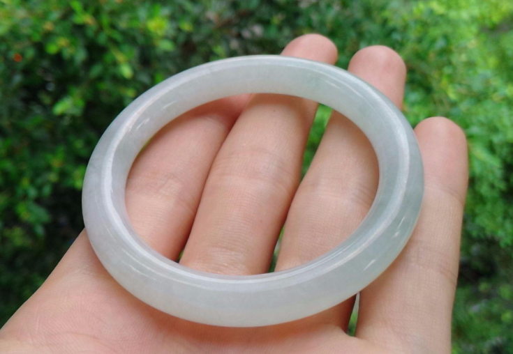 翡翠|翡翠镯子拥有无限魅力，和玉镯是有区别的，不要弄混了