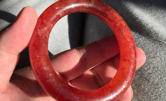 翡翠|自带"中国红"的红翡,拥有细腻的质地,应如何分辨天然红翡翠?