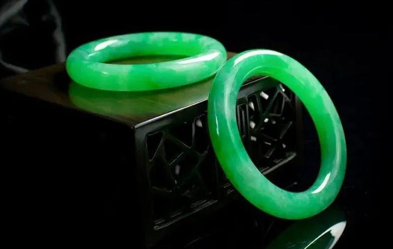 翡翠|翡翠有很多优点，翡翠手镯更是备受人们喜爱，选购要仔细慎重