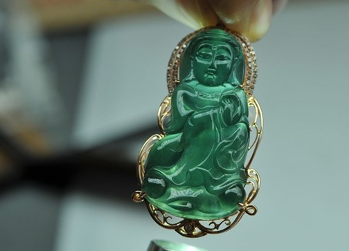 雕刻|翡翠饰品的工，在其本身就可以完全体现出来，好工配好料