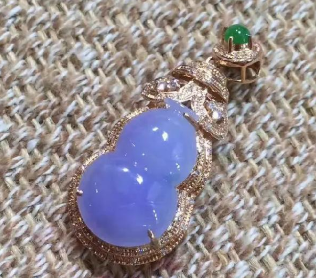 翡翠|翡翠会出现变种的现象,因此一定要特别注意,仔细观察种