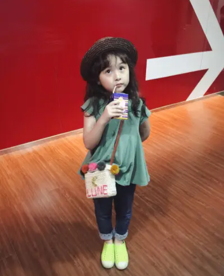 刘楚恬|她是影视剧最美“小芈月”，2岁出道片酬105万，如今长成了这样