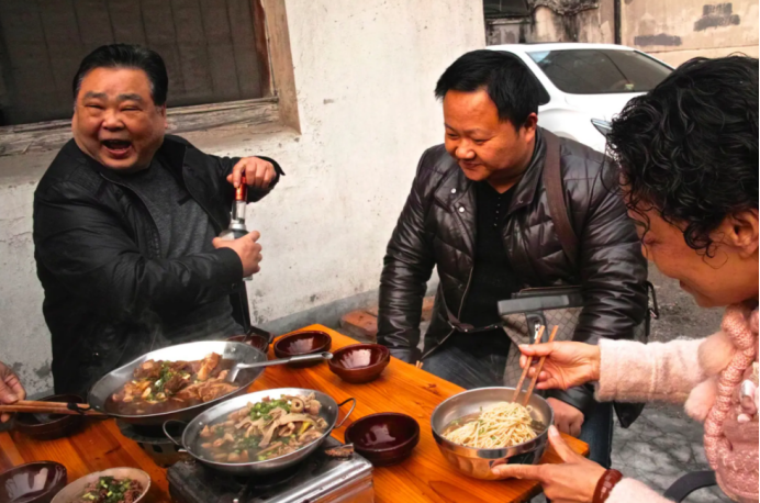 人到中年,有钱没钱,从喝酒上就能看得一清二楚,网友:真相了