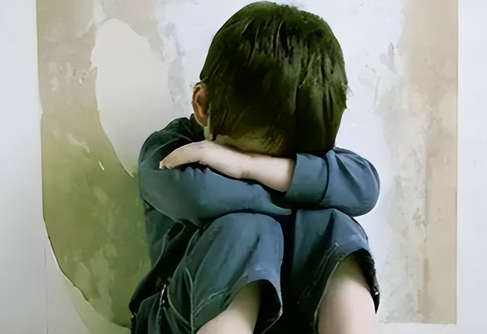 男子送儿子看病,途中停止呼吸,将其扔草丛后称:救不活了!