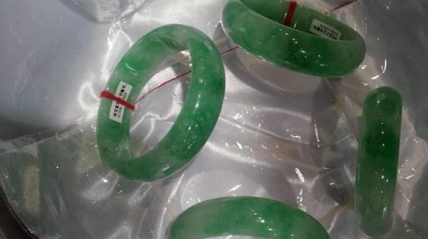 翡翠手镯|翡翠手镯都用红绳绑着,这个红绳有几个作用,而且始终不变