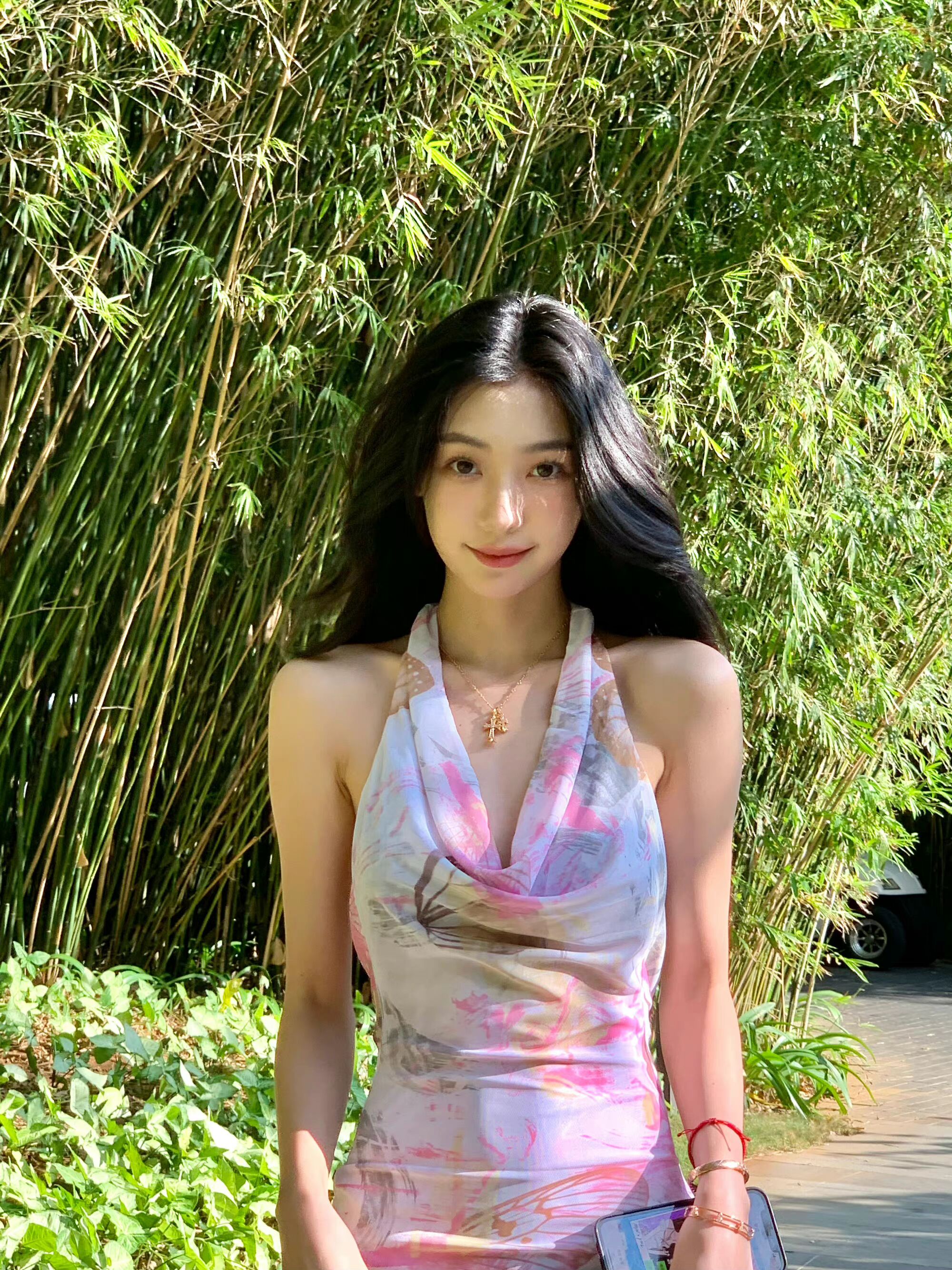 |笑能勾人，易梦玲氛围感代言人，甜辣感拿捏住了