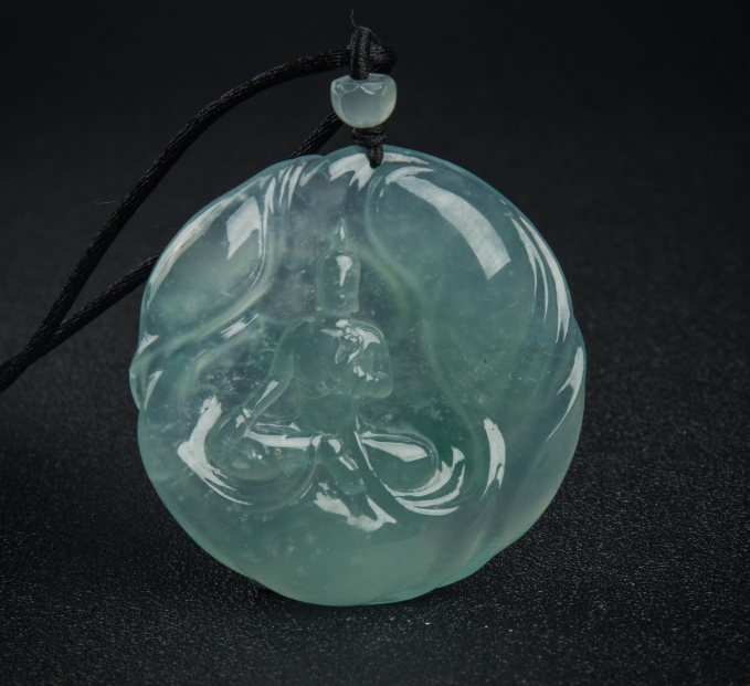 翡翠|恰到好处的调水，可以让翡翠饰品更漂亮，提升这个饰品的价值