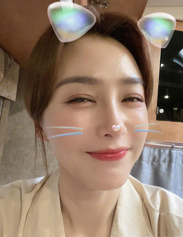 秦岚|装清纯？35岁的杨幂、刘诗诗，比不过42岁的秦岚 。