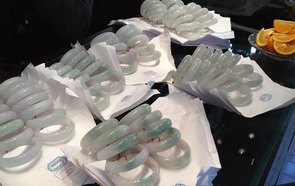 文玩|翡翠手镯的秘密,几块钱一张的塑料纸,怎么会用在手镯上面?