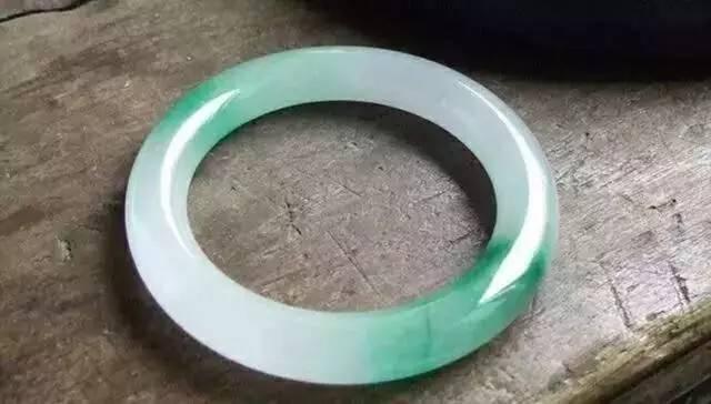 翡翠|有些翡翠的颜色,非常的明艳,那它的收藏价值一定高吗?