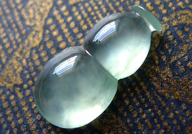 翡翠|你知道在鉴赏翡翠的过程中,专家拿手电筒,是在干什么吗?