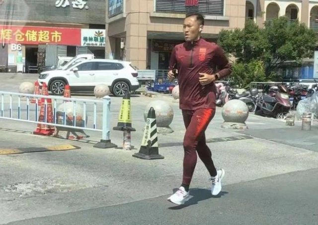 中超|中超背锅！国足队长街边跑步，高拉特沦为巴甲替补，艾克森踢巴乙