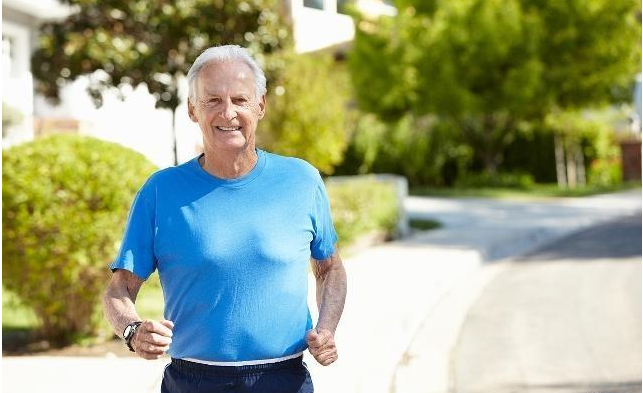 长寿与衰老|男人过了50岁，这2个动作若能达标，偷着乐吧，身体保养的还不错