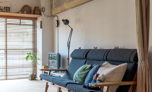 水泥毛坯墙、外露水管,75㎡公寓看着简陋,住进去才知道有多温馨