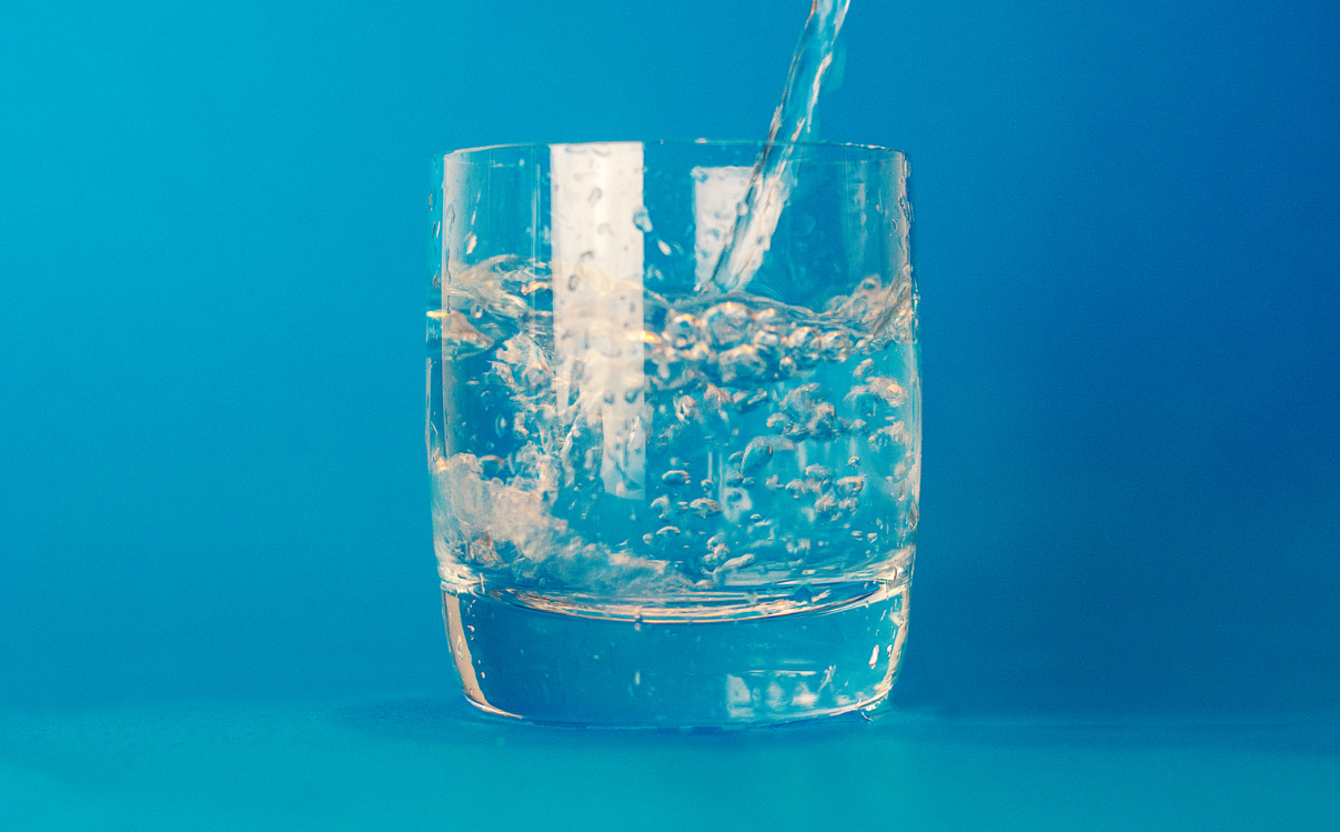 伤肾|喝太多水，易造成肾脏受损？提醒：喝水方式错误会伤肾