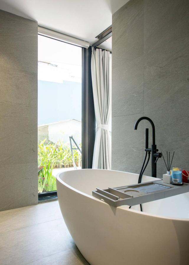 现在别墅装修流行极简风了!220㎡全屋大白墙,屋顶双露台看不腻