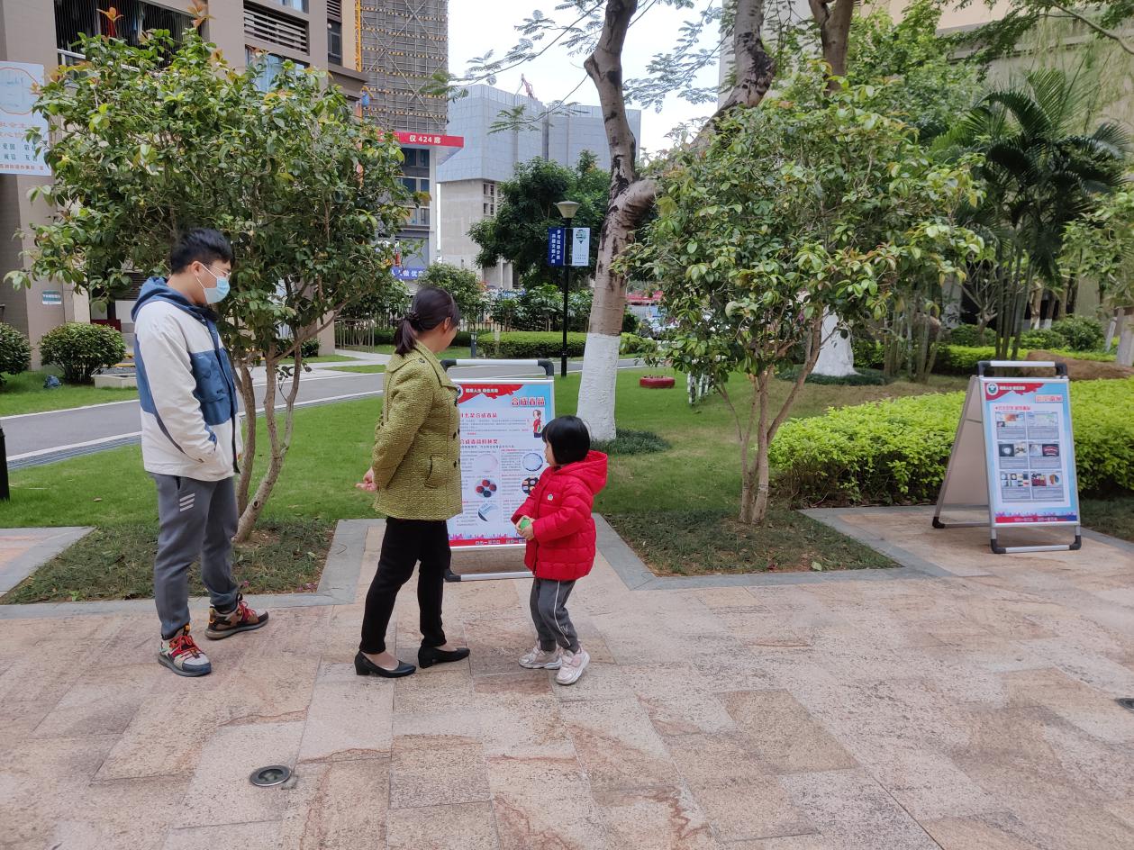 禁毒展览进小区 全民禁毒齐参与