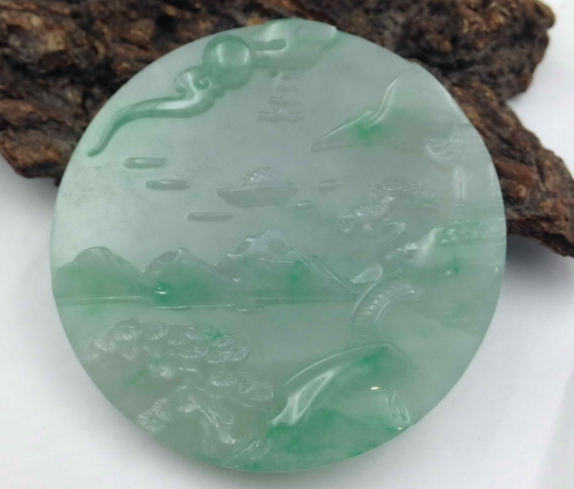 翡翠|翡翠拥有很多的种类，其中有一个水种，它和玻璃种不相上下