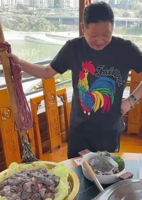 宋祖儿|曾经的“三德子”赵亮, 娶小15岁名模回乡养土鸡, 如今身家上亿