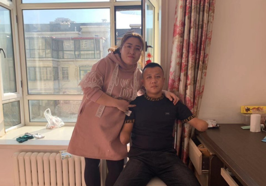 丈夫意外重度残疾后一个月内闹15次离婚,妻子拒绝:死也不丢下你
