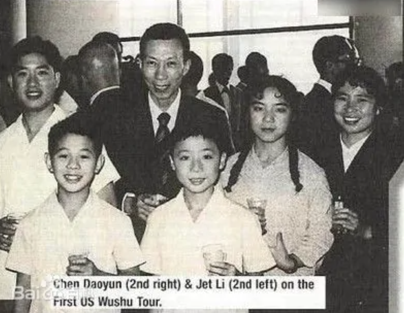 李连杰|59岁李连杰近状罕见曝光!国外养病效果显著,精神抖擞摆脱苍老之态