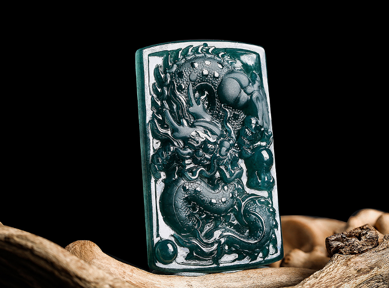 仙女般的丹妮尔布菲|翡翠饰品的雕刻题材丰富，但是龙形的图案更特别，做工非常精细