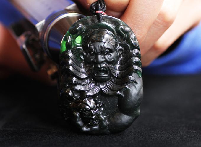 翡翠|佩戴翡翠要注意什么，哪几种翡翠，不是适合所有人的呢？