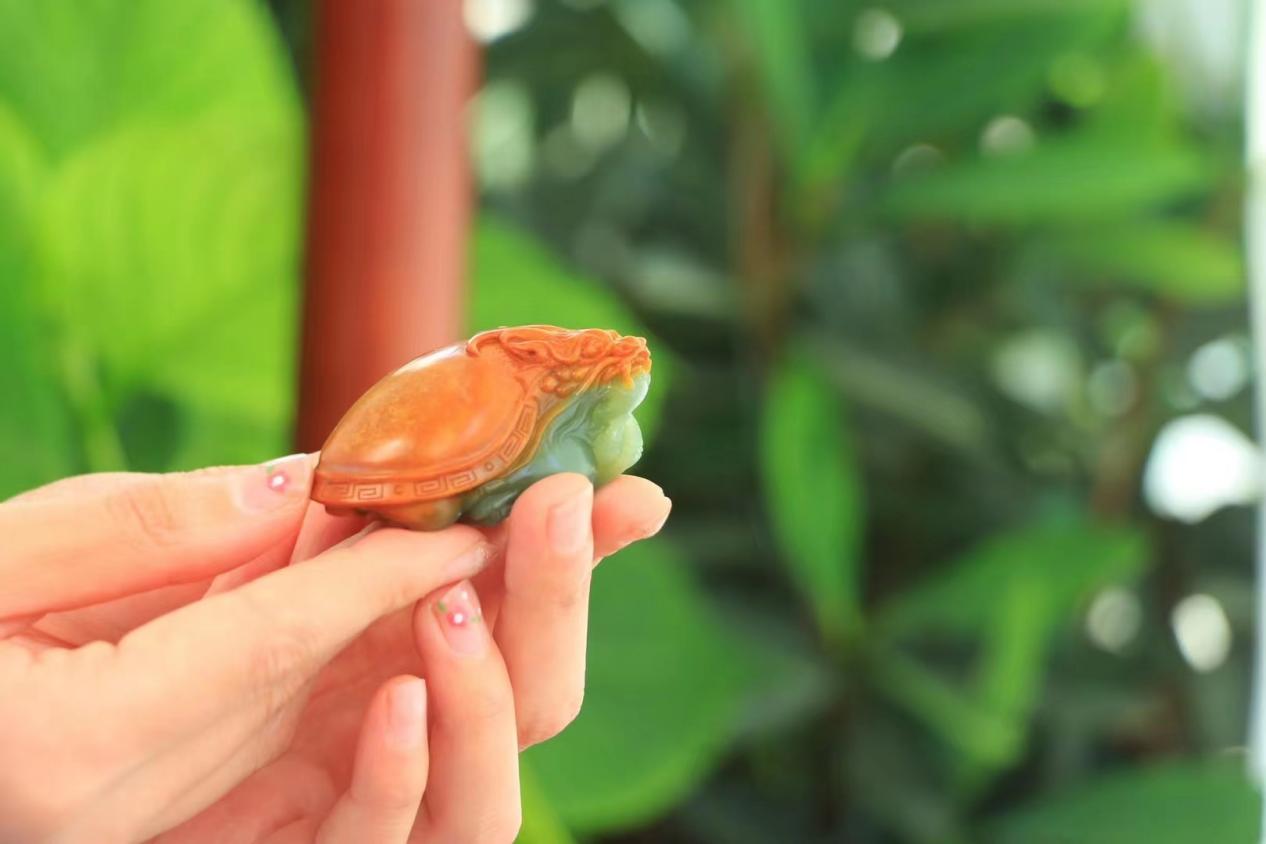 翡翠|玉有灵，和田玉有灵性还是翡翠有灵性？该怎么选