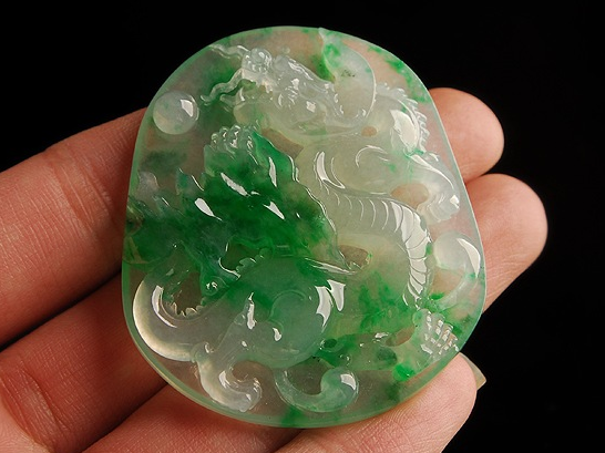 翡翠|翡翠所含有的缺点，让他变得非常独特，成为代表性的特征