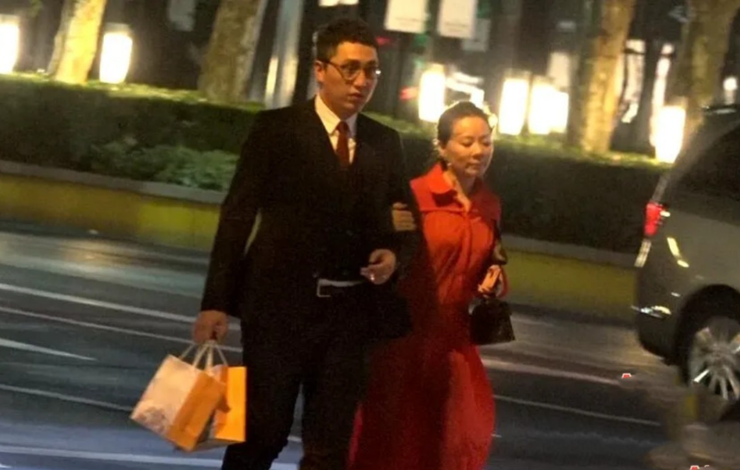 华少|华少，他究竟错在哪儿？他妻子长得不好看？所以华少就很少晒？