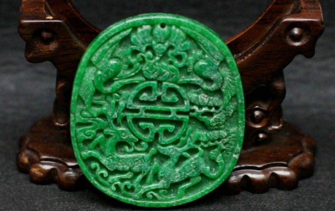 翡翠|藓加绿翡翠与干青种翡翠谁更值钱?区别是什么?又该如何分辨?