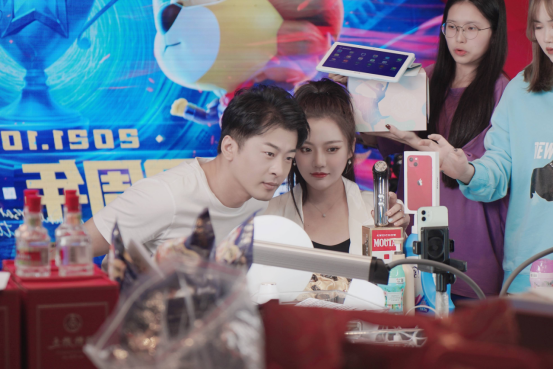 铁匠|网红辛巴当众训斥女徒弟，对方选择直接无视